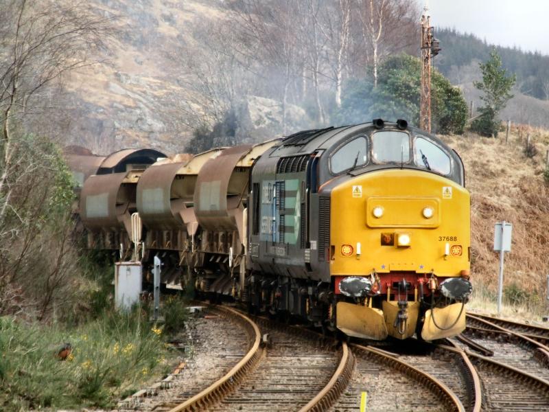 37688 struggles up the bank with the 3 remaining Autoballasters.: 37688 struggles up the bank with the 3 remaining Autoballasters. Photo of 37688 struggles up the bank with the 3 remaining Autoballasters.