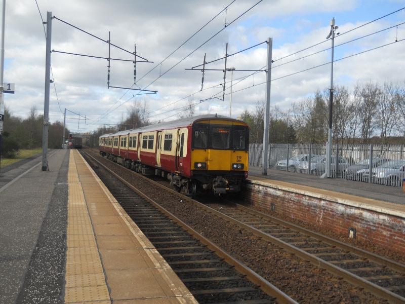 318261: 318261 arrives at Holytown Photo of 318261