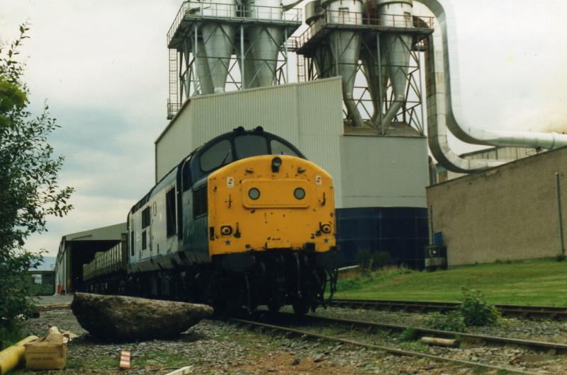 37184: 37184 taken at Cowie 17.08.1988 pictured here leaving caberboard works at Cowie. Photo of 37184