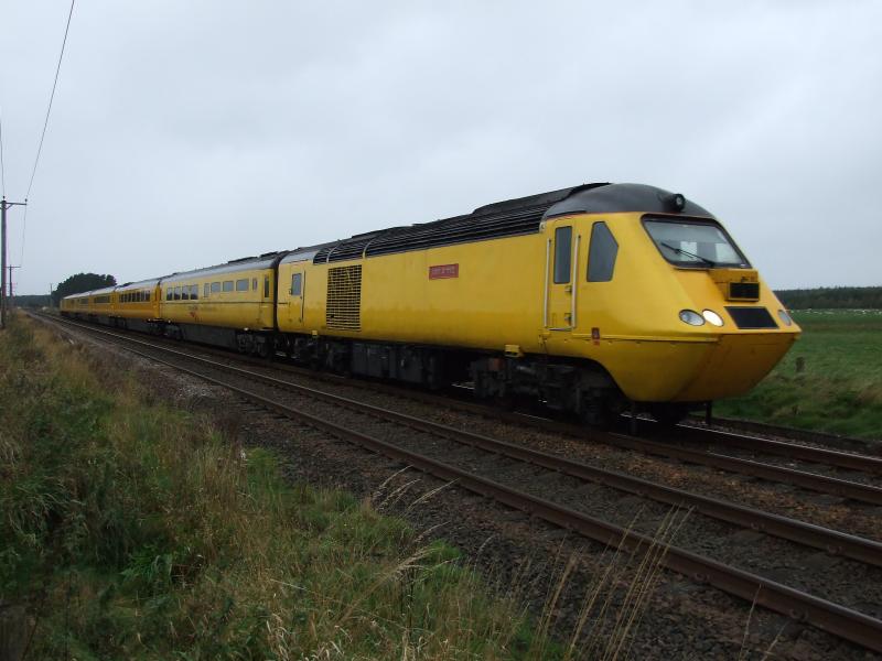 43062: 43062 John Armitt brightens up a dull day working 1Q12 Heaton-Heaton via Aberdeen Photo of 43062
