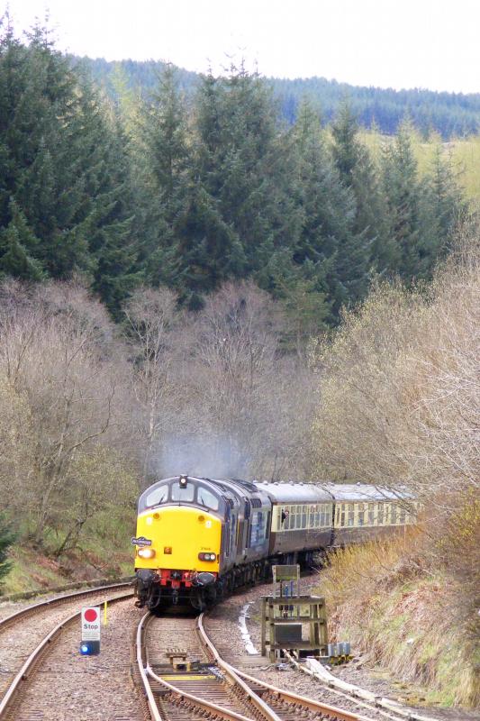 37608 & 37059 Crianlarich: 37608 & 37059 at Crianlarich with the Easter Chieften Photo of 37608 & 37059 Crianlarich