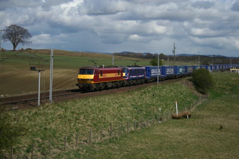 90's on Tesco: 90028 + 90021 4S43(Tesco Express) passing Ravenstruther 23.4.12 Photo of 90's on Tesco