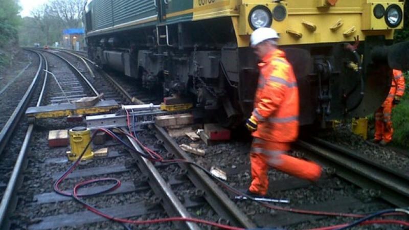 Deep in OT land a naughty FL 66 hides: FL 66 having fallen off the rails, Robetsbridge, Kent. Photo of Deep in OT land a naughty FL 66 hides