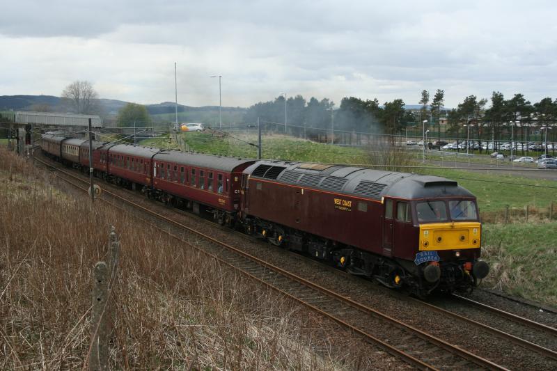 47854: 47854 + 47826dor passes Carstairs with 1Z84 St.Neots Edinburgh charter Photo of 47854