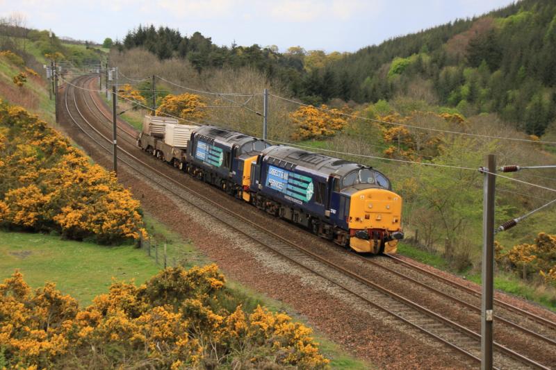 6M50 at Penmanshiel: 37667 + 37194 on 6M50 Torness to Carlisle approaching the site of Penmanshiel Tunnel on 08/05/2012 Photo of 6M50 at Penmanshiel