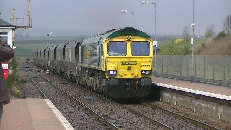 66585 at New Cumnock 26-04-12: Freightliner 66585 on 6M32 Killoch to Drax power station passes through New Cumnock on 26 April 2012. Nice array of semaphore signals and a working signalbox here! Photo of 66585 at New Cumnock 26-04-12