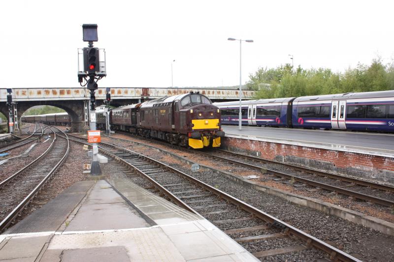 IMG_6524.JPG: 37685 'loch arkaig' rolls into plat 4 at perth dragging 5H82 royal scotsman ECS from the loops to the south of the station on sunday 13th may 2012. Photo of IMG_6524.JPG