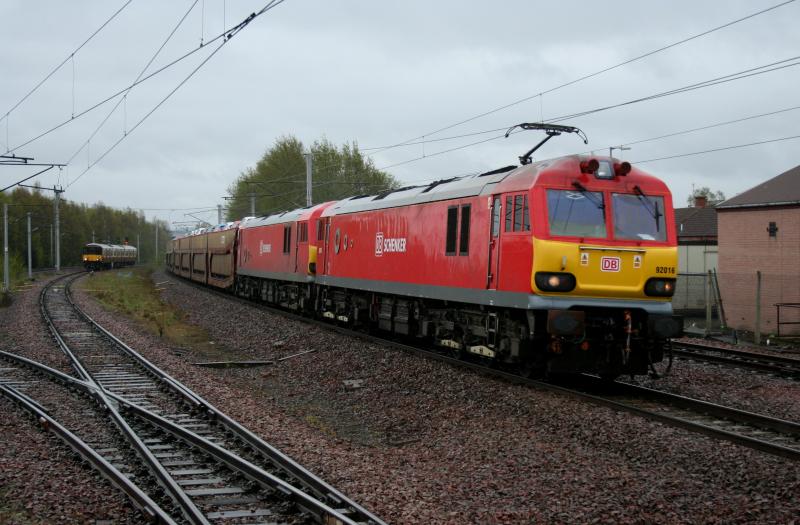 Double Dyson: 92016+92031 6X65 Didcot Yd. Mossend passing Carstairs. Photo of Double Dyson