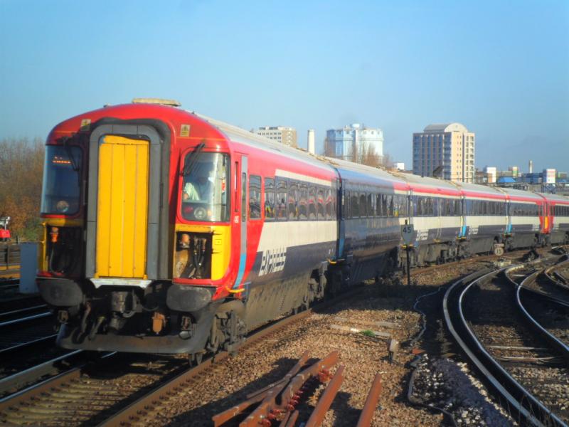 Gatwick Express 442: Gatwick Express 10 coached 442 at Clapham Junction Photo of Gatwick Express 442