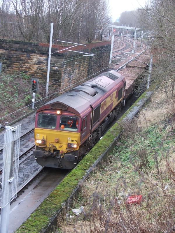 66079 waits to enter possession 27th Dec: 66079 T&T with 60002 are held at start of Clydesdale with new ballast. Photo of 66079 waits to enter possession 27th Dec