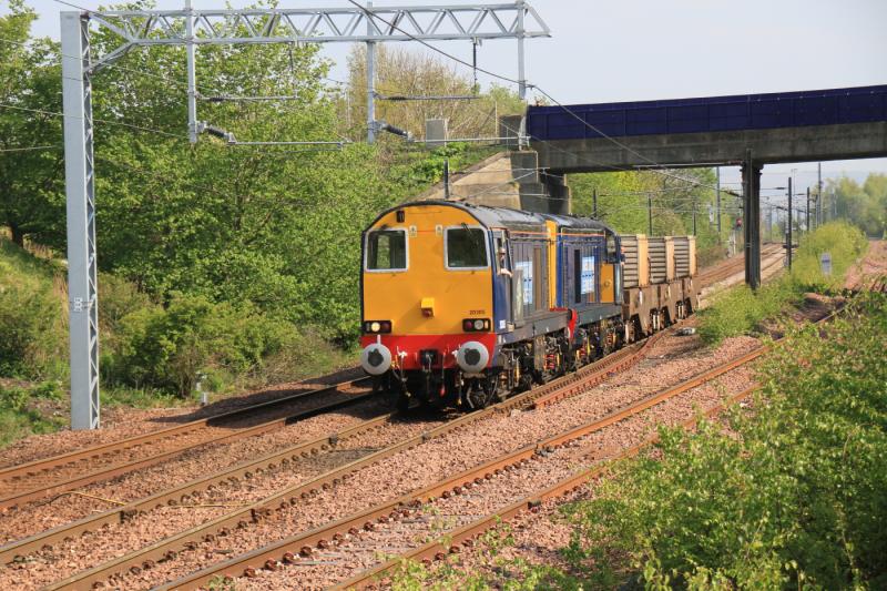 6M50 in full sun: 20305 + 20301 on 6M50 15.07 Torness to Carlisle leaving Millerhill on 23/05/2012 Photo of 6M50 in full sun