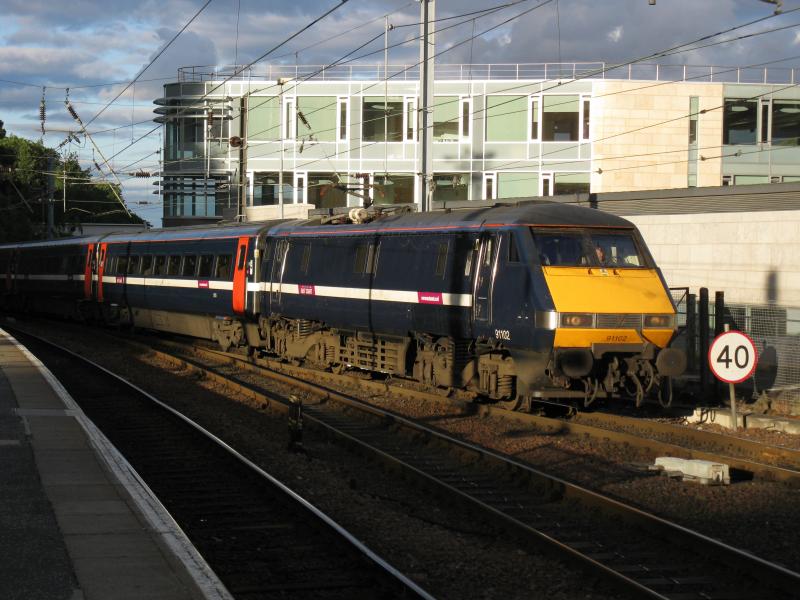 Class 91: A Class 91 approaching Edinburgh Waverley. Photo of Class 91