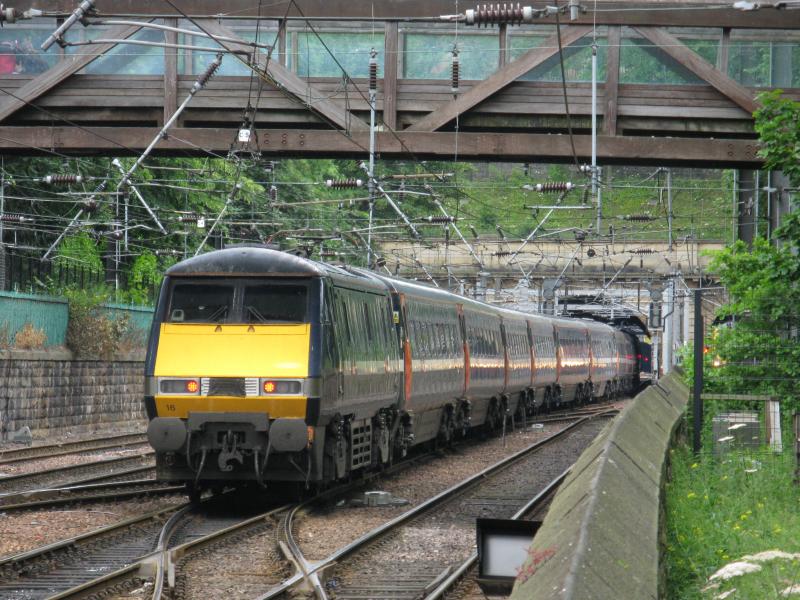 Class 91: A Class 91 passing by the mound of Edinburgh Castle on its way to Edinburgh Waverley. Photo of Class 91