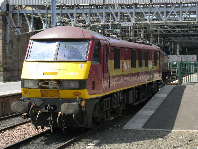 Class 90: Class 90 at Edinburgh Waverley. Photo of Class 90