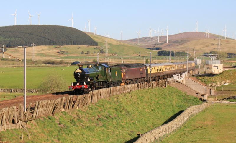 5043 on 1Z22: 5043 + 47760 on 1Z22 07.55 Tyseley Warwick Road to Edinburgh passing Elvanfoot on 26/05/2012. 47760 pushing 5043 to reduce fire risk. Photo of 5043 on 1Z22