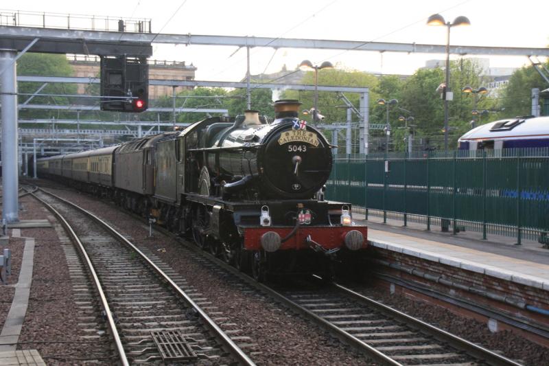 5043 arriving at Waverley: 5043 + 47760 on 1Z22 07.55 Tyseley Warwick Road to Edinburgh approaching Platform 7 at Waverley on 26/05/2012. Photo of 5043 arriving at Waverley