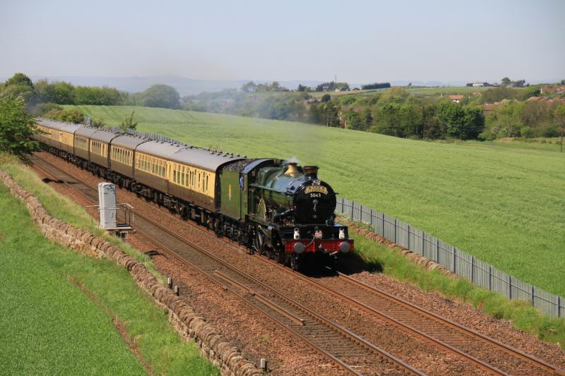 5043 at Park Farm: 5043 on 1Z46 12.30 Linlithgow to Stirling passing Park Farm on 27/05/2012 Photo of 5043 at Park Farm