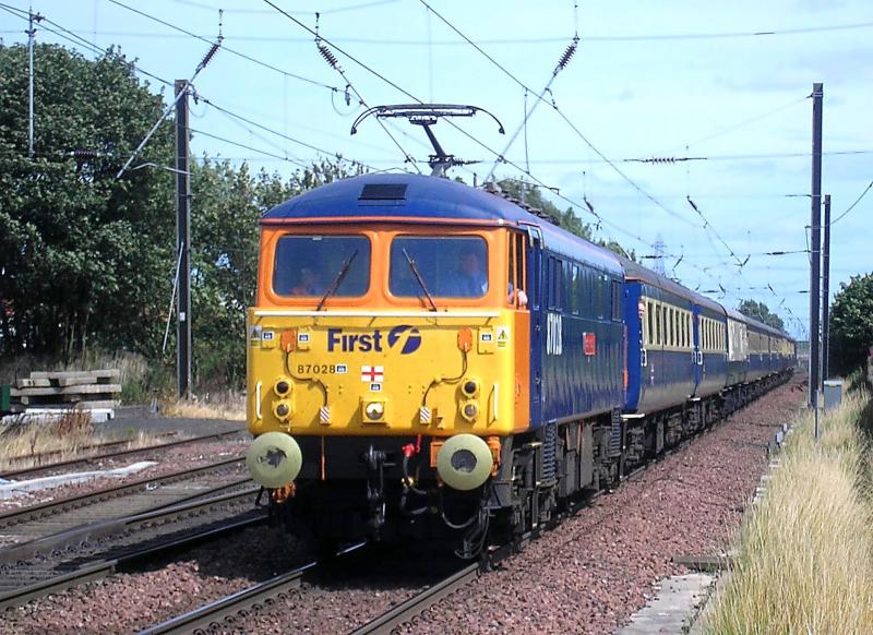 87028: 87028 arrives at Prestonpans station on 04.08.07, with the 1Z27 London King's Cross - Prestonpans Blue Pullman. Photo of 87028