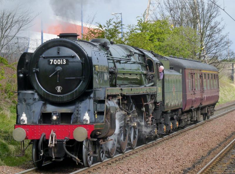 70013 Oliver Cromwell at Brunstane: Oliver Cromwell approaching Niddrie West Junction on the Edinburgh South Suburban line Photo of 70013 Oliver Cromwell at Brunstane