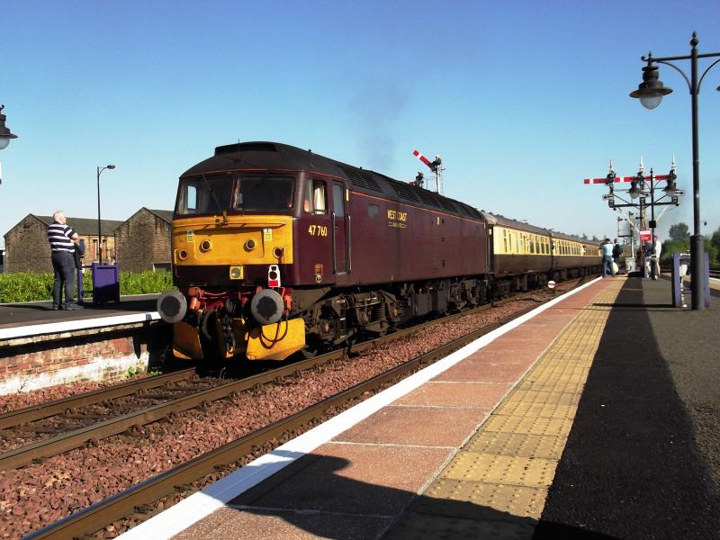 47760 at Stirling: 47760 gives the Castle a little push at Stirling on 27th May 2012. Photo of 47760 at Stirling