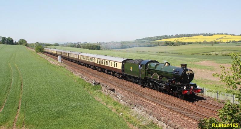 Gas Works : Gas Works Railway no 5043 passes Park Farm en route to Stirling. Photo of Gas Works