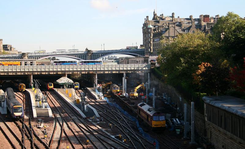 Busy Wav: A view of the west end of Waverley station on 10.10.07 during the latter stages of the renovation. 60058 & 60034 can be seen with the thrice weekly engineers train. Photo of Busy Wav