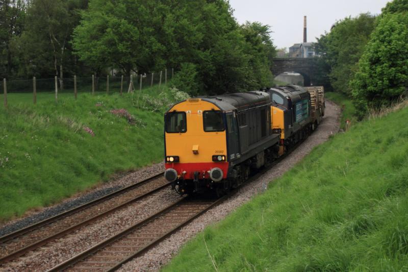 20302 leading 37259: 20302 + 37259 on 6M50 15.07 Torness to Carlisle passing Peffermill playing fields on 30/05/2102 Photo of 20302 leading 37259