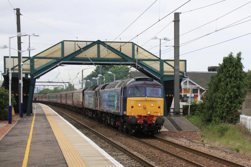 1Z46: 47805 + 47802 on 1Z46 08.53 Inverness to London Euston passing Prestonpans on 11/06/2012 Photo of 1Z46