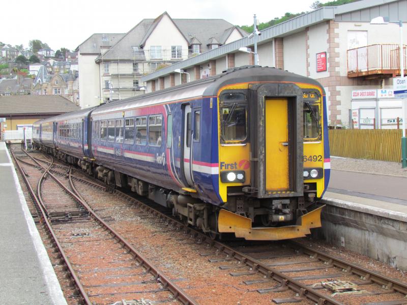 4 car at oban: 156-492 leads the 1Y28 at oban Photo of 4 car at oban