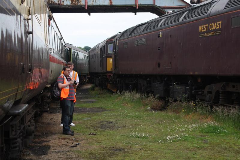 91125BoT and 37409/CGM: Mr Bot and Mr CGM at Carnfroth veging. Photo of 91125BoT and 37409/CGM