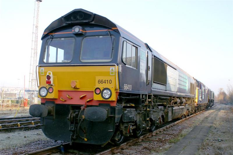 66410: 66410 in the yard at Railcare Glasgow on 17th December 2007 Photo of 66410