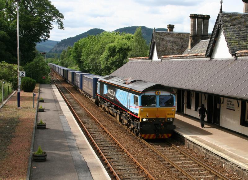 66434 4D47: 66434 leads 4D47 through Dunkeld & Birnam in the late afternoon sun Photo of 66434 4D47