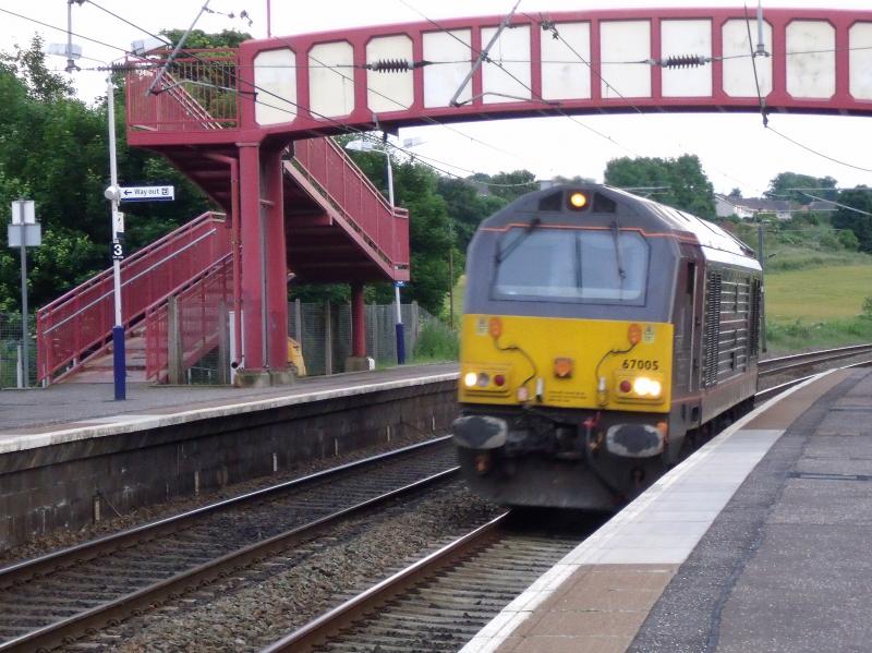 67005 at Curriehill: 67005 'Queen's Messenger' flies through Curriehill on 14/7/12 working 0Z22 Glasgow Central-Millerhill having hauled a boat train from Southampton earlier that day. Photo of 67005 at Curriehill