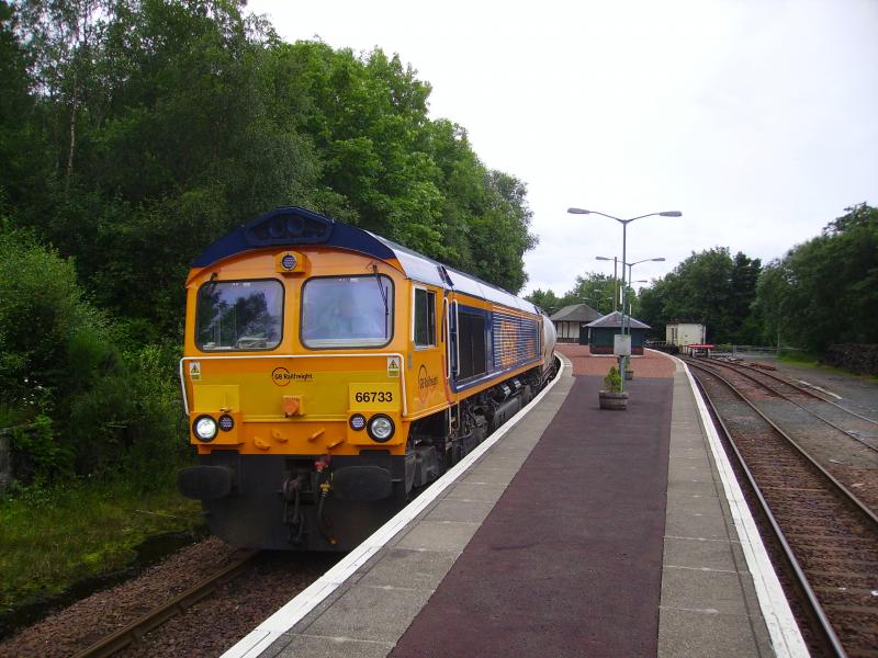 66733 at Garelochead: 66733 on 6S45 North Blyth to Fort William - 24th July 2012 Photo of 66733 at Garelochead