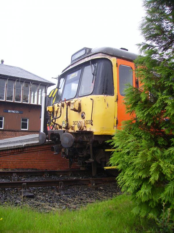 303032 at Bo'Ness: 303032 sitting in the bay platform at Bo'Ness Photo of 303032 at Bo'Ness