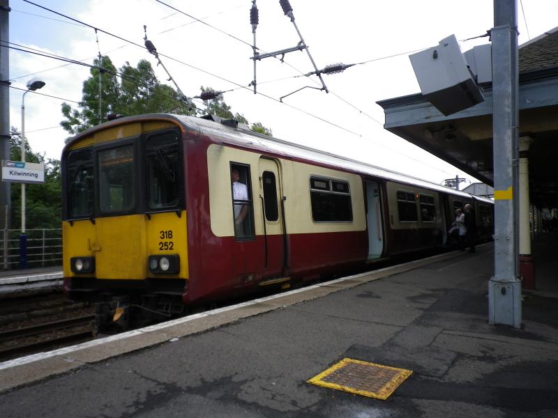 Kilwinning: Leaving for Glasgow: Class 318 in ScotRail livery leaving for Glasgow - note the SPT signage now replaced by Gaelic station signs. Photo of Kilwinning: Leaving for Glasgow