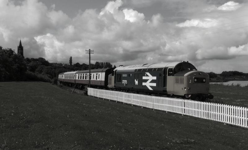 37175 approaching Bo'ness in 1980's: Photo of 37175 approaching Bo'ness in 1980's