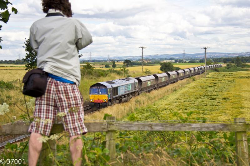 Semwez's shorts next to 66419: 66419 6Z08 Ravenstruther - Longannet passes Plean and the shot is marred by someone jumping up on the fence just as I take the money shot... Photo of Semwez's shorts next to 66419