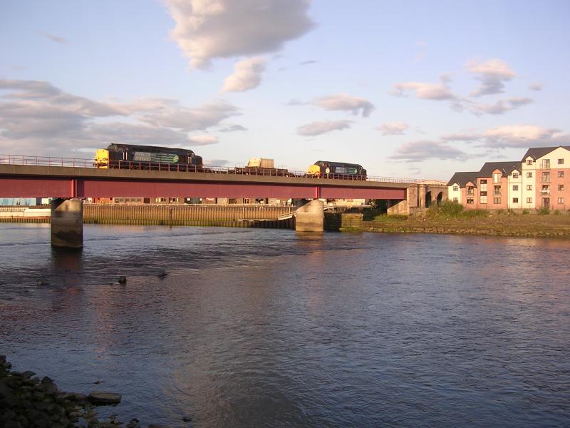 6M98 Crossing River Ness: 6M98 Georgemas Jn - Kingmoor flask trial train crosses River Ness 16th Aug 12. 37423 leading with 37602 on rear. Photo of 6M98 Crossing River Ness