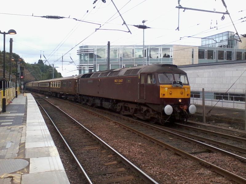47786 arriving at Edinburgh Waverley: 47786, ''Roy Castle OBE'' arrives in Edinburgh Waverley working 1Z57 Bristol Temple Meads - Edinburgh Waverley on the 17th August 2012.
Taken from camera phone. Photo of 47786 arriving at Edinburgh Waverley