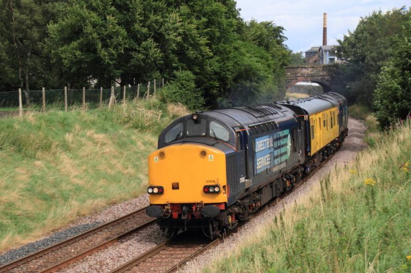 2Q88: 37608 leading 37609 on the rear on 2Q88 04.05 Craigentinny to Derby passing Peffermill playing fields on 22/08/2012 just before it rained Photo of 2Q88