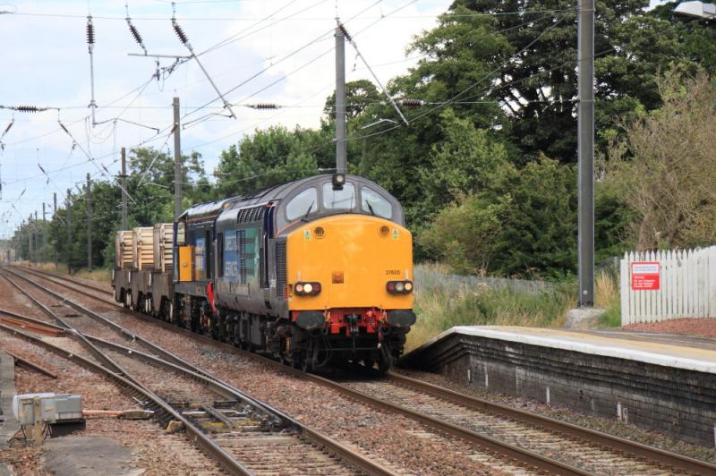 6M50: 37605 + 20301 on 6M50 15.07 Torness to Carlisle approaching Prestonpans on 23/08/2012 Photo of 6M50