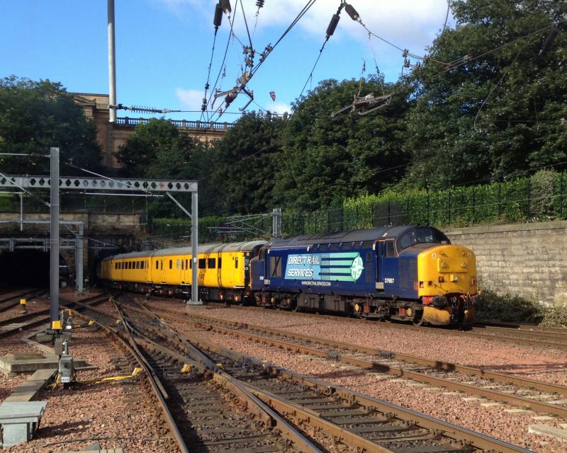 37667 37194 1Q14 arrive Edinburgh Waverley: Photo of 37667 37194 1Q14 arrive Edinburgh Waverley