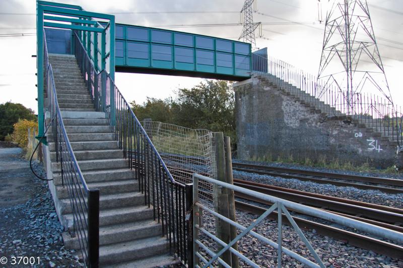 New footbridge at Powis farm near Plean: The new footbridge at Powis Farm near Plean is now open and seems to be OK for continuing photography (Oct 2012) Photo of New footbridge at Powis farm near Plean