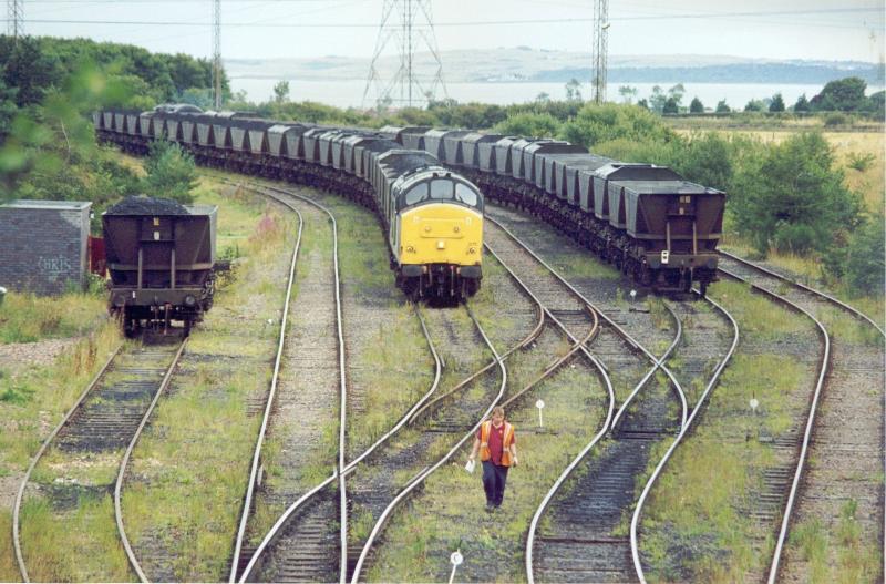 Class 37 at Cockenzie: With regard to recent views expressed on the site about Cl37's serving Cockenzie PS, I provide this photo Photo of Class 37 at Cockenzie