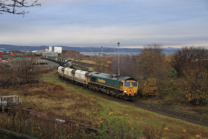 6Z96 in Leith Yard: 66616 on 6Z96 Leith to Mossend passing through Leith Yard on 16/11/2012 with a rake of HIA wagons Photo of 6Z96 in Leith Yard