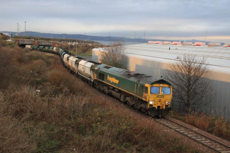 6Z96 East of Seafield: 66616 on 6Z96 Leith to Mossend between Seafield & Portobello on 16/11/2012 with a rake of HIA wagons Photo of 6Z96 East of Seafield
