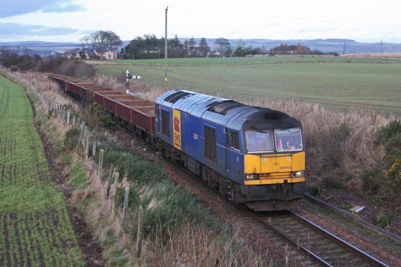 60044 - Usan: 60044 approaches Usan with 6K24 Montrose to Mossend Photo of 60044 - Usan