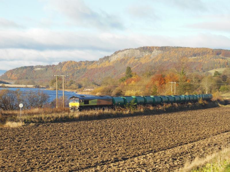 Linkswood Tanks pass Kinfauns:
66850 on aviation fuel to RAF Leuchars passes Tofthill near Kinfauns on a sunny autumn morning Photo of Linkswood Tanks pass Kinfauns