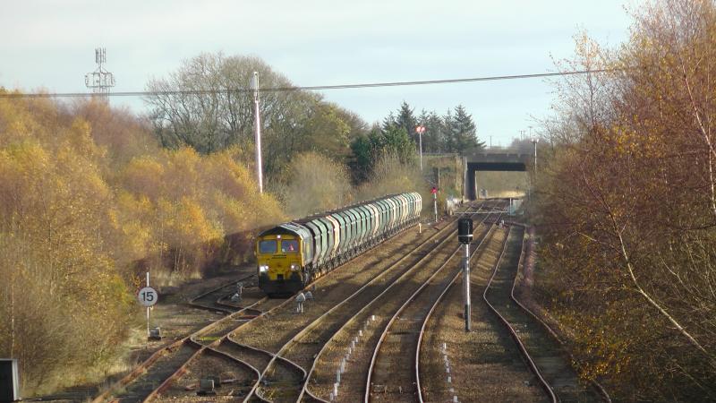 66616 on HIAs Dunfermline Townhill:
66616 waits in the loops at Dunfermline Townhill having ran round it's HIA hoppers on 6Z10 Longannet to Leith Docks Photo of 66616 on HIAs Dunfermline Townhill